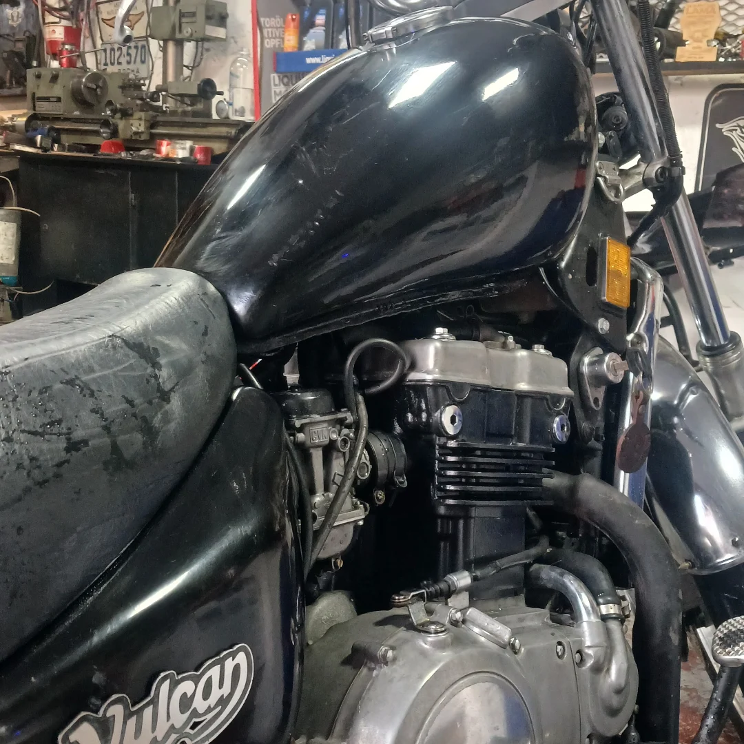 Kawasaki Vulcan 500 en un trabajo de mantenimiento publicado por Montevideo Choppers